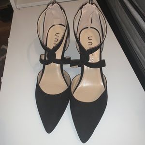 Medium height black heels